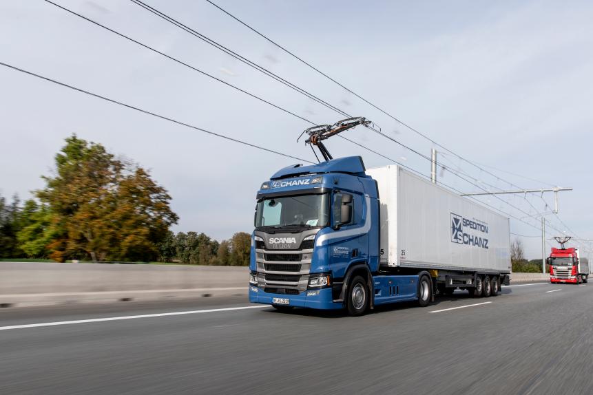 In August 2017, Siemens Mobility was commissioned by the state of Hesse to build an overhead contact line for electrified freight transport on a ten-kilometer stretch of autobahn. With this field trial, the eHighway is being tested on a public highway in Germany for the first time. The system was installed on the A5 autobahn between the Zeppelinheim/Cargo City Süd interchange at the Frankfurt Airport and the Darmstadt/Weiterstadt interchange.