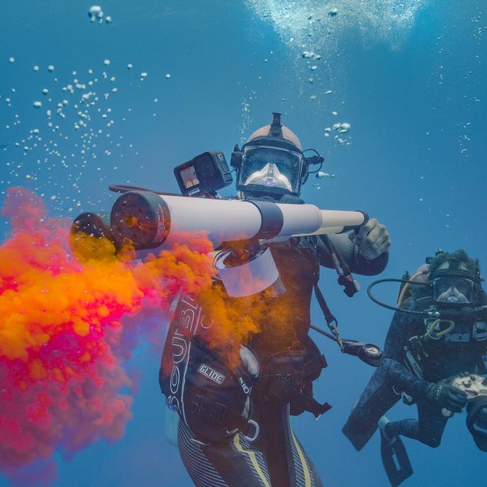 Paul De Gelder underwater shooting dye
